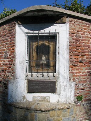 Oratoire contenant la statue de Sainte Colette de Corbie